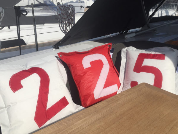 Cojín de estilo náutico Portofino de vela de barco con números rojos y blancos hecho a mano por Aqualata