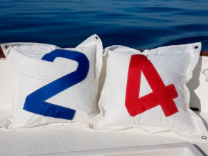 Cojín de estilo náutico Portofino con números azul y rojo de Aqualata Barcelona