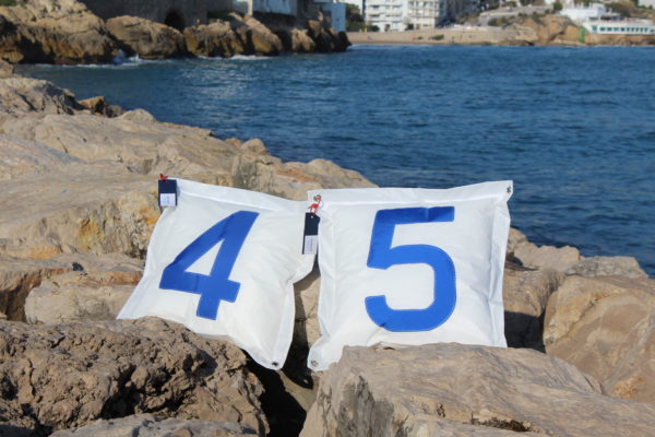 Cojín de estilo náutico Portofino de vela de barco con números azules hecho a mano por Aqualata