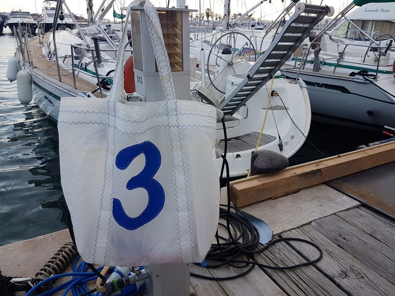 Bolsa de viaje de vela reciclada Capri personalizada número azul de Aqualata