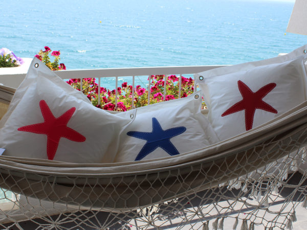 Cojínes de estilo náutico Maurizio de vela de barco con estrellas rosa, azul y roja hecho a mano por Aqualata