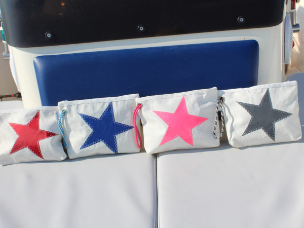 Neceser marinero con estrella Chios, confeccionado con tela de vela de barco reciclado. Hecho a mano por Aqualata en Barcelona