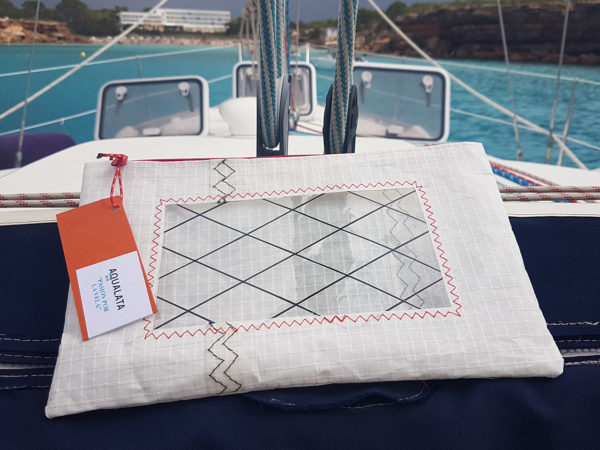 Neceser de estilo náutico confeccionado con tela de vela de barco reciclada San Rocco hecho a mano por Aqualata