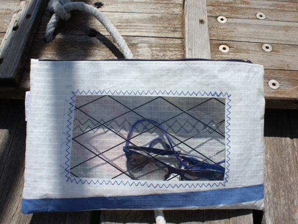 Bolsa neceser de playa confeccionada con tela de vela de barco reciclada San Rocco hecho a mano por Aqualata