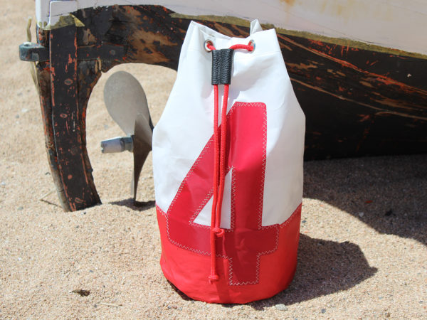 Bolsa deportiva macuto petate Aiguablava rojo está confeccionado con tela de vela de barco en color blanco y rojo por Aqualata