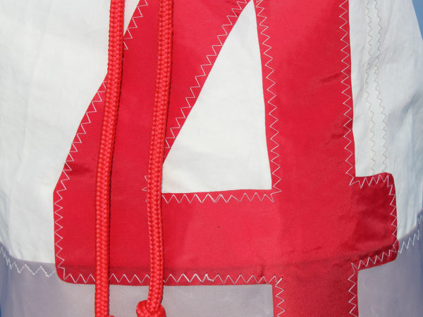 Petate de deporte Bahamas confeccionada con vela de barco hecho a mano por Aqualata unisex detalle número rojo