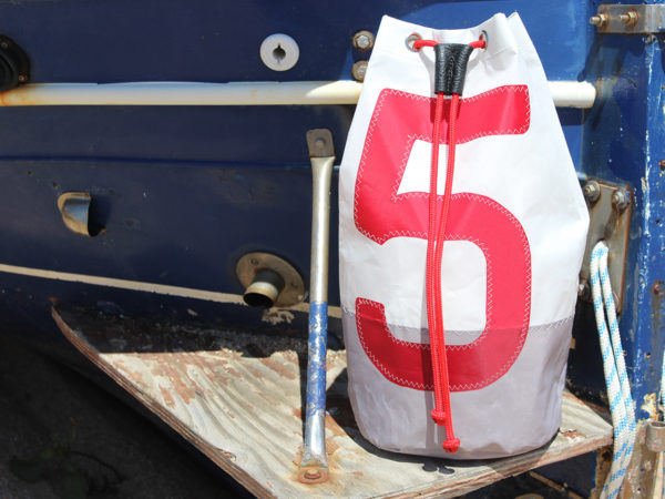 Petate bolsa de mano marinero Aiguablava está confeccionado con tela de vela de barco en color blanco y gris por Aqualata