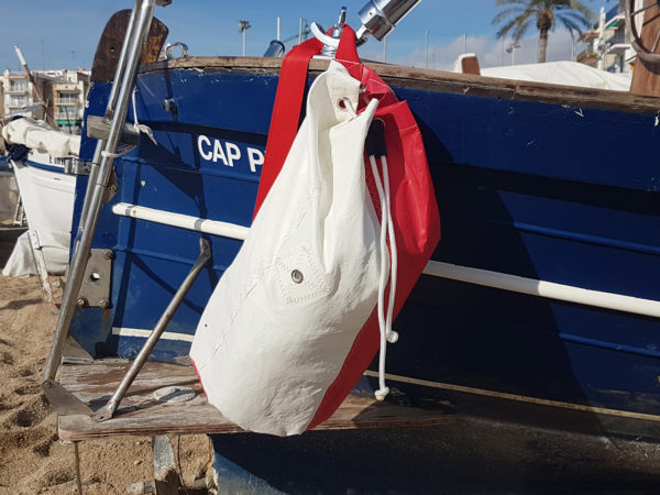 Petate mochila Setè está confeccionada con tela de vela de barco por Aqualata
