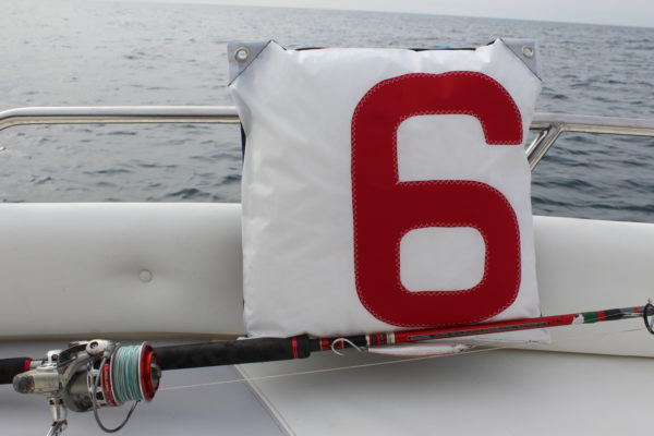 Cojín de estilo náutico Mundaka de tela de vela de barco y loneta azul con numero rojo por Aqualata