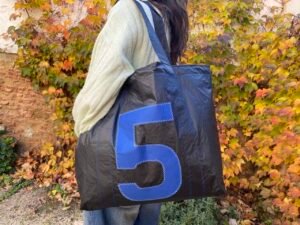 Bolsa-negra-de-playa-de-vela-nautica-Aqualata.